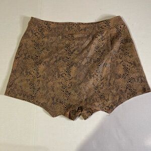 Wild Honey size L snakeskin skort. Western, zipper on back, like new.โ